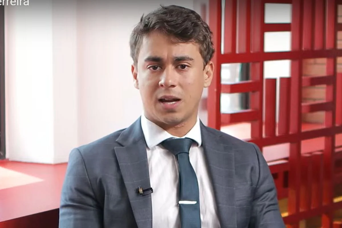 Nikolas Ferreira sério, falando, no estúdio do Metrópoles