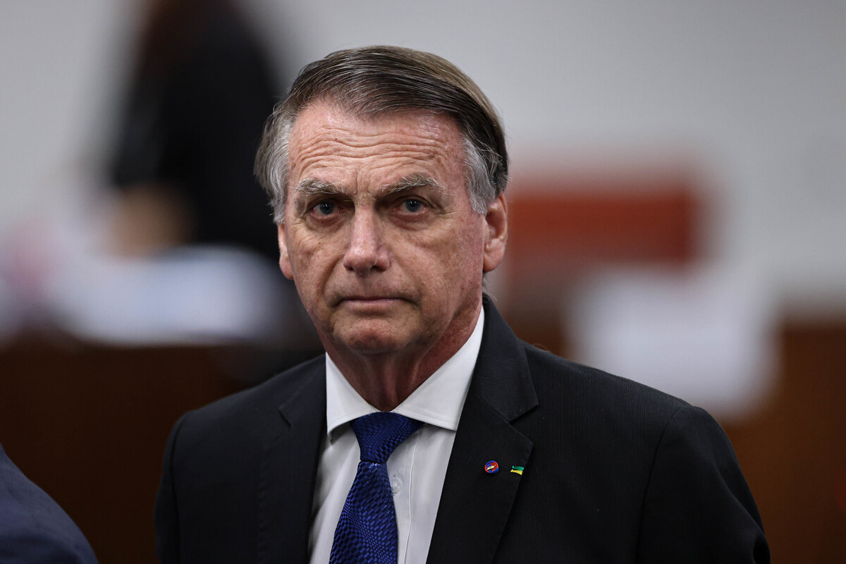 Jair Bolsonaro com expressão de desânimo