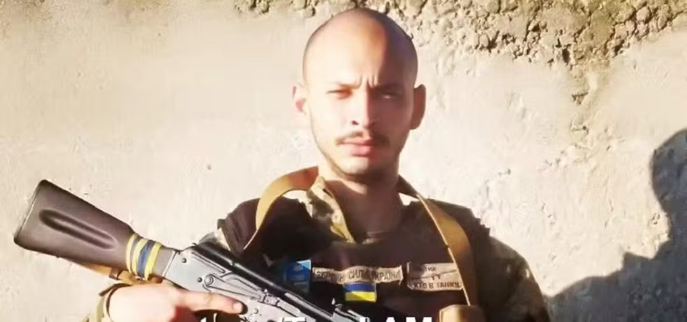 Philippe Marques Pinto, ligado ao Comando Vermelho no Complexo do Salgueiro, fardado e com arma