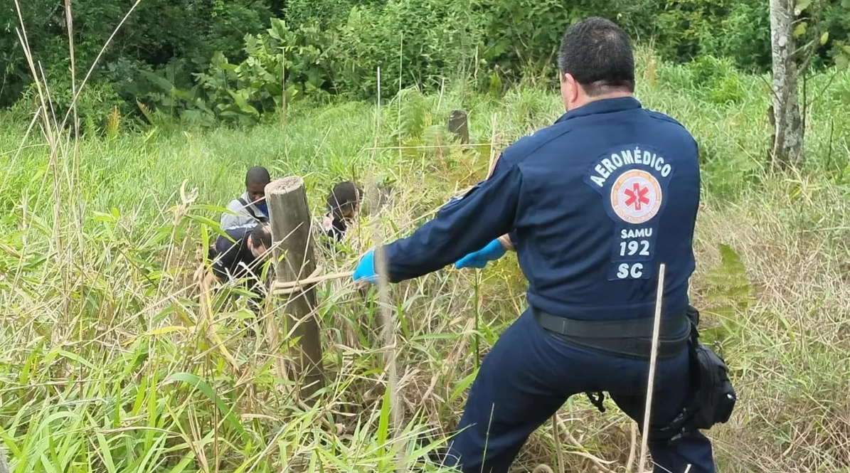 Agentes do SAMU em área de mata