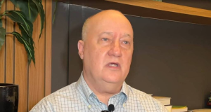 O juiz aposentado Fernando Augusto Fontes Rodrigues Junior falando, sem olhar para a câmera