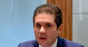 O presidente da Casa, deputado Hugo Motta (Republicanos), sério, falando