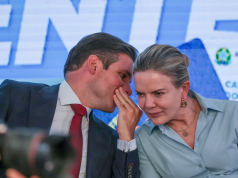 O presidente da Câmara, Hugo Motta (Republicanos-PB), e a ministra de Relações Institucionais, Gleisi Hoffmann (PT), em conversa, sentados lado a lado