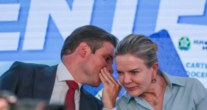 O presidente da Câmara, Hugo Motta (Republicanos-PB), e a ministra de Relações Institucionais, Gleisi Hoffmann (PT), em conversa, sentados lado a lado