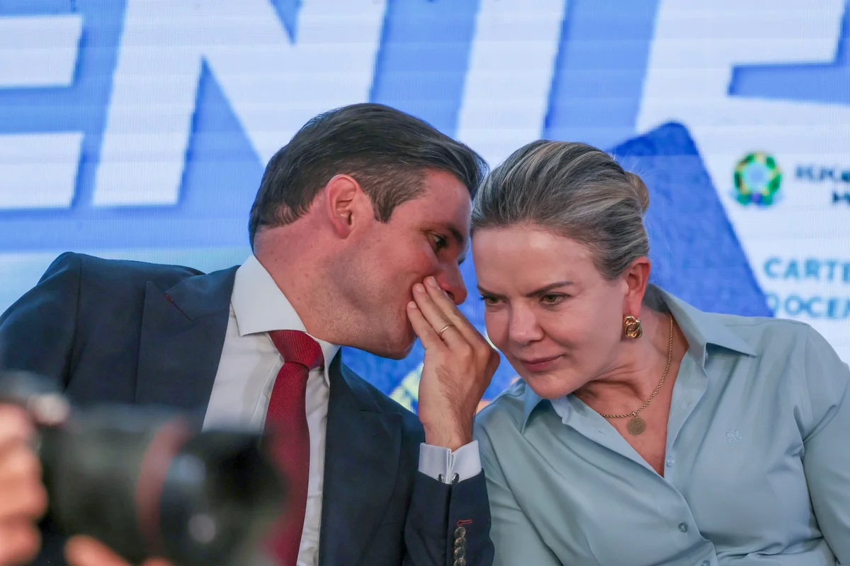 O presidente da Câmara, Hugo Motta (Republicanos-PB), e a ministra de Relações Institucionais, Gleisi Hoffmann (PT), em conversa, sentados lado a lado