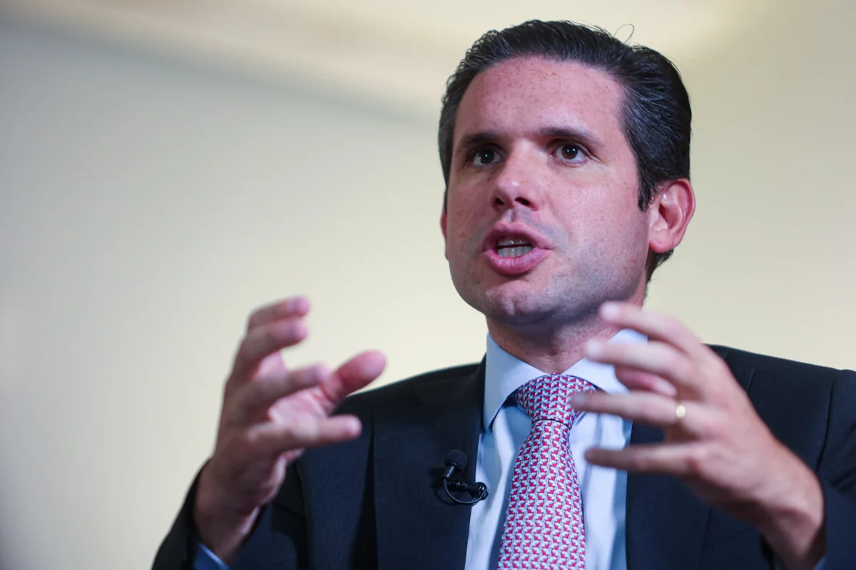 O presidente da Câmara dos Deputados, Hugo Motta (Republicanos), falando e gesticulando sem olhar para a câmera