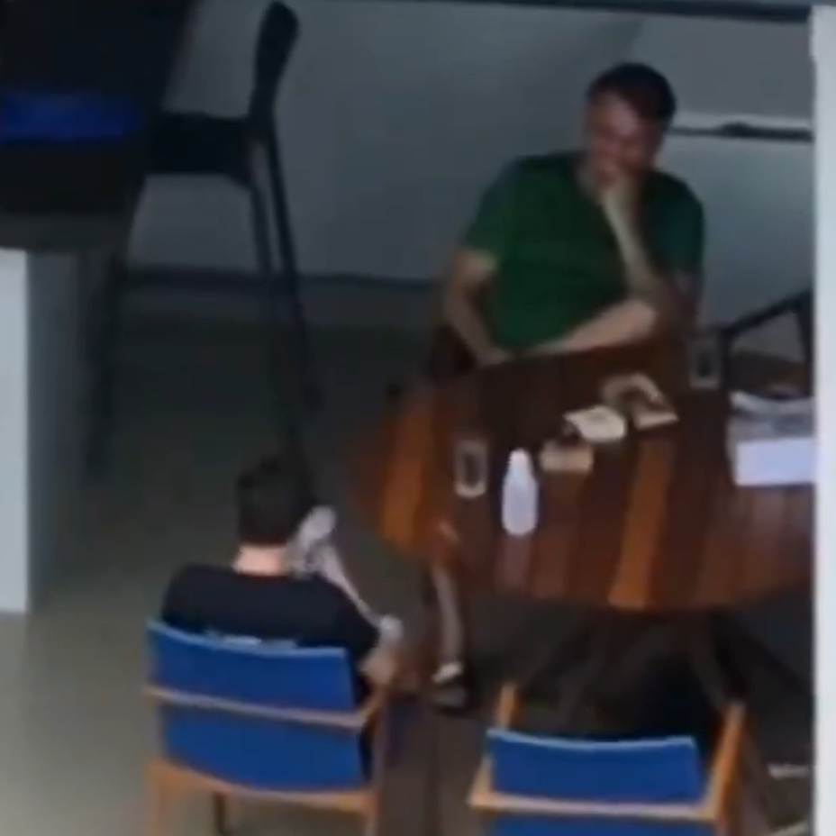 VÍDEO: Nikolas desrespeita STF e usa celular na casa de Bolsonaro antes da prisão