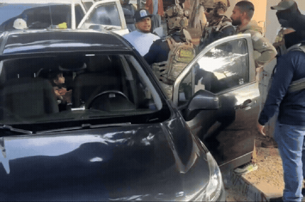 Agentes de imigração prendendo homem em operação em Los Angeles