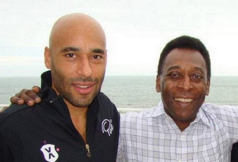 Edson Cholbi do Nascimento, o Edinho, e Pelé, sorrindo para a câmera, lado a lado