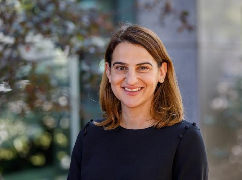 Irene Papanicolas, da Universidade Brown, sorrindo para a câmera