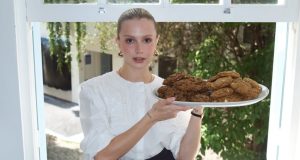 Isa Scherer segurando bandeja de cookies
