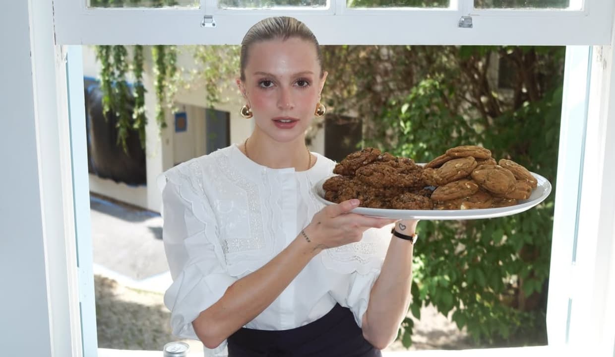 Isa Scherer segurando bandeja de cookies