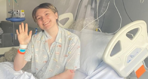 Isabel Veloso sorrindo, sentada em cama de hospital