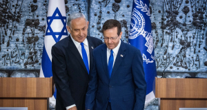 O primeiro-ministro de Israel, Binyamin Netanyahu, e o presidente Isaac Herzog, em pé, lado a lado