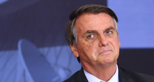 ex-presidente Jair Bolsonaro fazendo careta