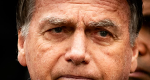 ex-presidente Jair Bolsonaro em close, com expressão de preocupação