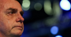 ex-presidente Jair Bolsonaro (PL) no canto esquerdo de foto, de perfil, chorando