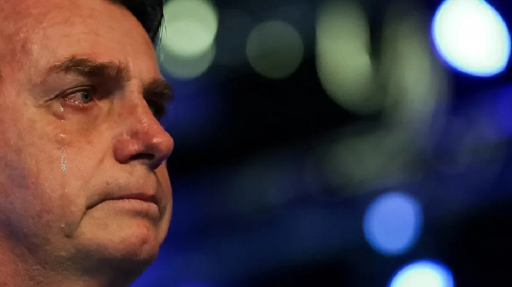 ex-presidente Jair Bolsonaro (PL) no canto esquerdo de foto, de perfil, chorando