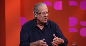 ex-ministro da Casa Civil José Dirceu falando, de roupa social azul