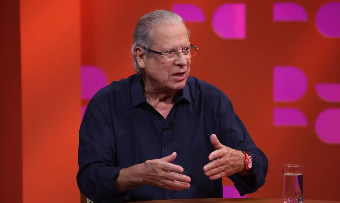 ex-ministro da Casa Civil José Dirceu falando, de roupa social azul