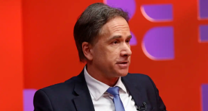 O juiz federal Eduardo Appio falando, sério,sem olhar para a câmera