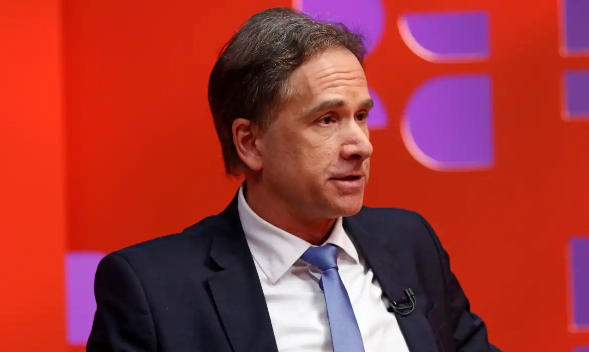 O juiz federal Eduardo Appio falando, sério,sem olhar para a câmera