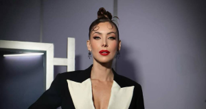 Natalie Glebova, jurada do Miss Universo, de cabelo preso, fazendo carão para a câmera