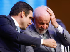 O presidente Luiz Inácio Lula da Silva e o presidente da Câmara, Hugo Motta (Republicanos-PB), conversando ao pé do ouvido