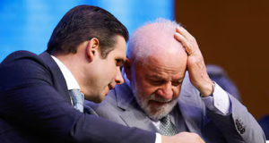 O presidente Luiz Inácio Lula da Silva e o presidente da Câmara, Hugo Motta (Republicanos-PB), conversando ao pé do ouvido