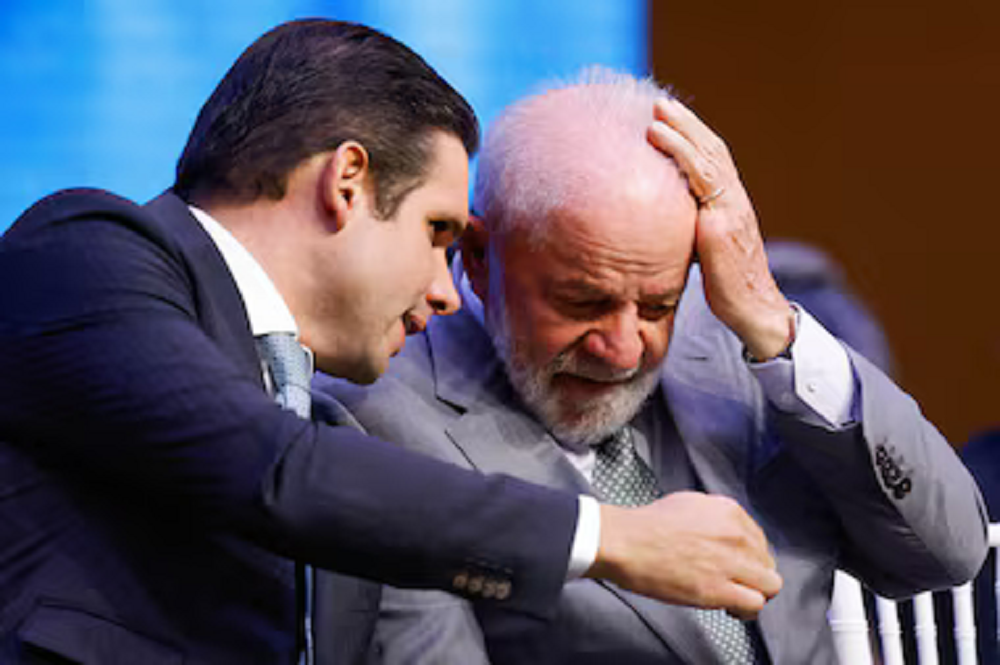 O presidente Luiz Inácio Lula da Silva e o presidente da Câmara, Hugo Motta (Republicanos-PB), conversando ao pé do ouvido