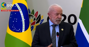 O presidente Lula (PT) olhando para o lado e falando