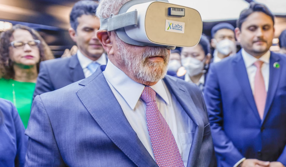 Presidente usa óculos de realidade virtual no showroom da Huawei, na China, em 2023. Foto: Ricardo Stuckert/PR