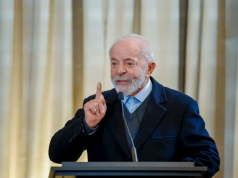 O presidente Luiz Inácio Lula da Silva falando e gesticulando