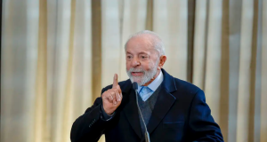 O presidente Luiz Inácio Lula da Silva falando e gesticulando