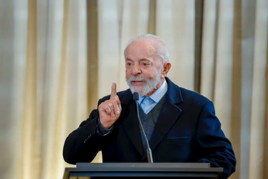 O presidente Luiz Inácio Lula da Silva falando e gesticulando