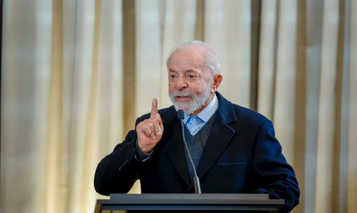 O presidente Luiz Inácio Lula da Silva falando e gesticulando