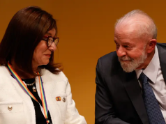 A presidente da Petrobras, Magda Chambriard, e o presidente Luiz Inácio Lula da Silva (PT), se olhando e rindo, sentados lado a lado