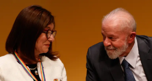 A presidente da Petrobras, Magda Chambriard, e o presidente Luiz Inácio Lula da Silva (PT), se olhando e rindo, sentados lado a lado