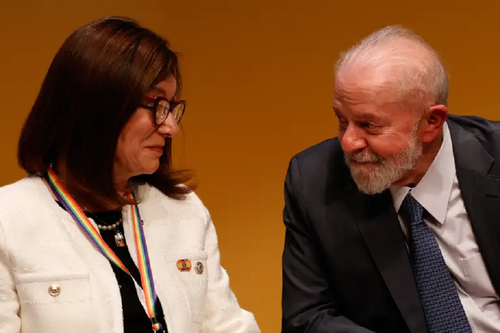 A presidente da Petrobras, Magda Chambriard, e o presidente Luiz Inácio Lula da Silva (PT), se olhando e rindo, sentados lado a lado