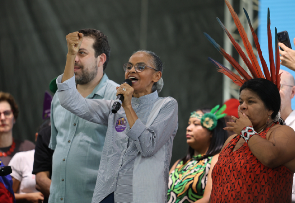 ministra Marina Silva falando em microfone e gesticulando