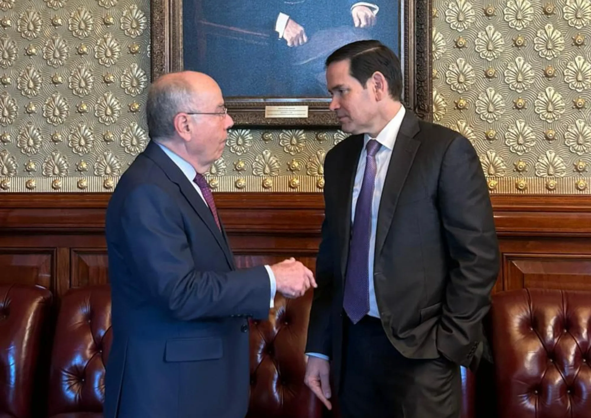 ministro Mauro Vieira e o secretário de Estado Marco Rubio em pé, frente à frente, conversando