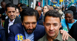 Ricardo Nunes e o vice-prefeito de São Paulo, coronel Mello Araújo (PL), abraçados em meio a multidão