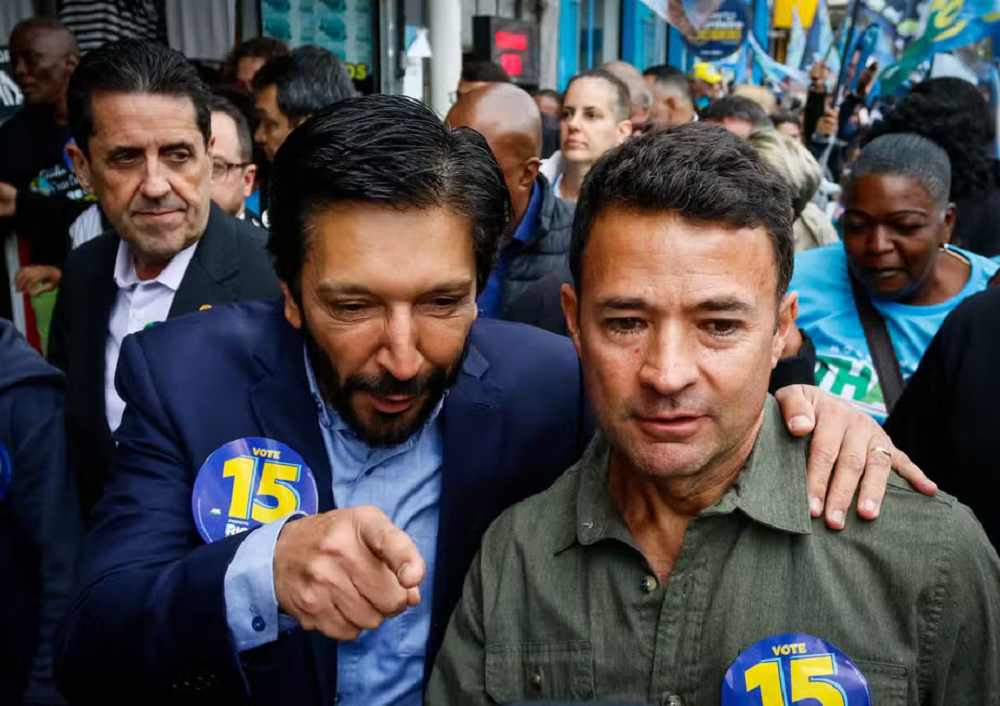 Ricardo Nunes e o vice-prefeito de São Paulo, coronel Mello Araújo (PL), abraçados em meio a multidão