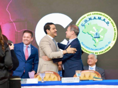 O deputado Cezinha da Madureira (PSD-SP) ao lado do AGU, Jorge Messias, que abraça o ministro André Mendonça