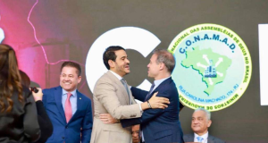 O deputado Cezinha da Madureira (PSD-SP) ao lado do AGU, Jorge Messias, que abraça o ministro André Mendonça