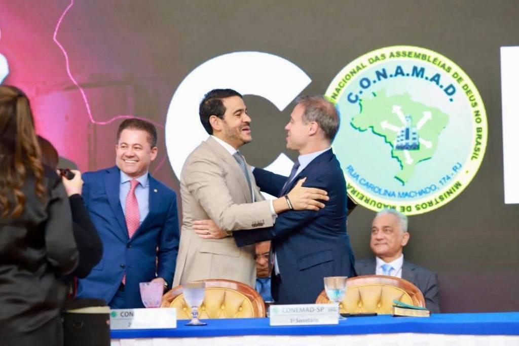 O deputado Cezinha da Madureira (PSD-SP) ao lado do AGU, Jorge Messias, que abraça o ministro André Mendonça