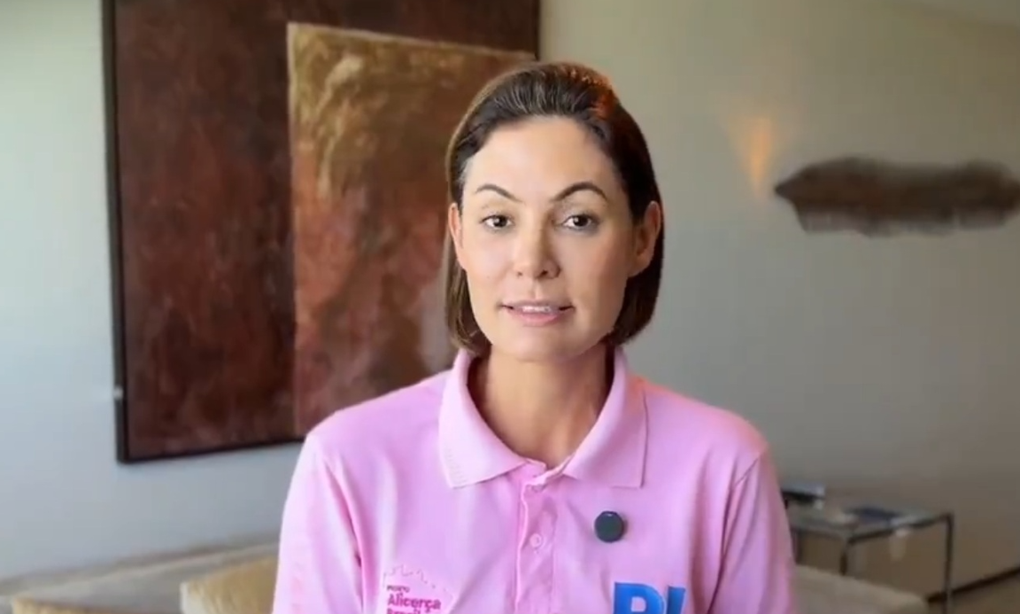 Michelle, que não estava em casa, grava vídeo sobre prisão de Bolsonaro