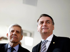 General Heleno e Jair Bolsonaro em foto feita de baixo