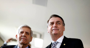 General Heleno e Jair Bolsonaro em foto feita de baixo