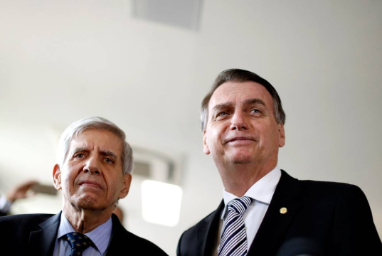 General Heleno e Jair Bolsonaro em foto feita de baixo